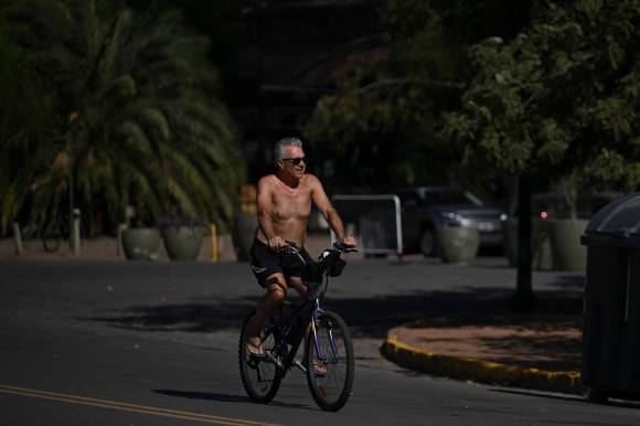 상의 탈의 자전거 - AFP 연합뉴스