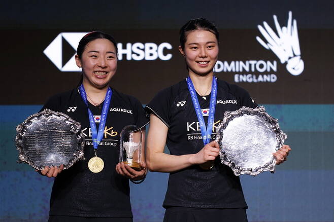 여자복식 김소영(오른쪽)-공희용이 19일 전영오픈 우승을 차지한 뒤 트로피를 들고 환하게 웃고 있다. 버밍엄 | EPA연합뉴스