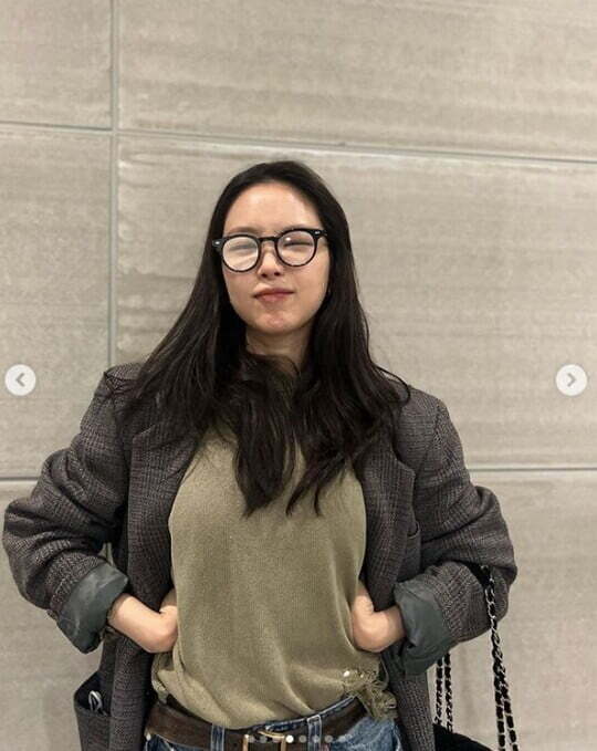 Actor Son Na-eun from the group A-pink kept the goddess beauty even though she wore ugly glasses.Son Na-eun posted several photos on the 20th without any comment.In the photo released together, Son Na-eun, wearing horn-rimmed glasses, is staring at the camera with a playful look.