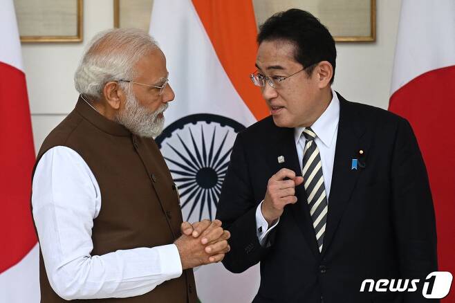 기시다 후미오 일본 총리가 20일 (현지시간) G20 의장국인 인도를 방문해 뉴델리의 총리 관저 하이데라바드 하우스서 나렌드라 모디 총리와 회담에 앞서 얘기를 하고 있다. ⓒ AFP=뉴스1 ⓒ News1 우동명 기자