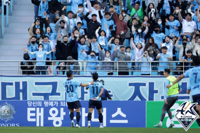 대구 세징야(가운데 오른쪽)가 20일 전북전에서 추가골을 넣고 홈 팬과 기쁨을 나누고 있다. 제공 | 한국프로축구연맹