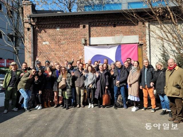 지난달 24일 서울 성동구 레이어57 전시장에서 열린 ‘살롱오’에 참가한 와인메이커들. 프랑스, 이탈리아, 독일, 스페인, 오스트리아, 슬로바키아 등 6개국에서 40여 명이 참가했다. 전승훈 기자 raphy@donga.com