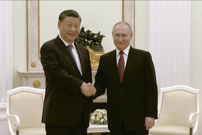 시진핑 중국 국가주석(왼쪽)과 블라디미르 푸틴 러시아 대통령이 20일(현지시간) 러시아 모스크바에서 열린 면담에서 악수하고 있다. /사진=AP 뉴시스화상