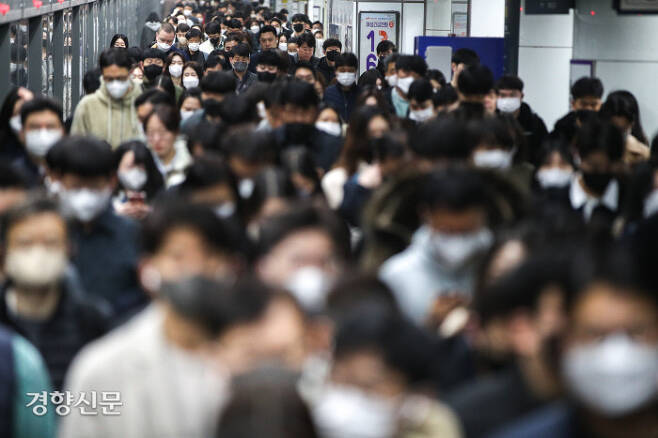 지하철·버스 등 대중교통 안에서 마스크 착용 의무가 해제된 20일 서울 지하철 5호선 광화문역에서 출근길 대다수 시민들이 마스크를 착용한 채 이동하고 있다. 성동훈 기자 zenism@kyunghyang.com