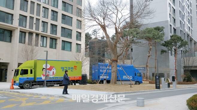 16일 서울 강남구 개포동 ‘개포자이 프레지던스’에 이삿짐센터 차량이 주차돼 있다. [이가람 기자]