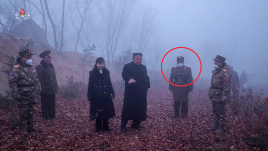 20일 북한 조선중앙TV가 공개한 ‘종합전술훈련’ 보도 장면. 짙은 안개 속에서도 한 남성만이 선글라스와 마스크를 끼고 있으며 사진에서 모자이크 처리됐다. 조선중앙TV캡처 연합뉴스