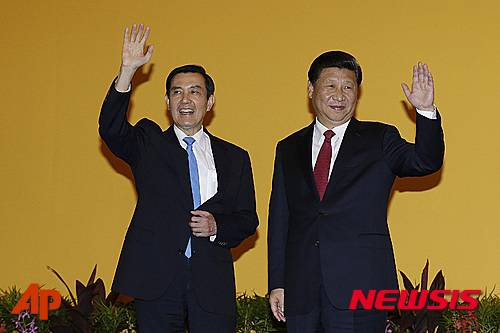 【싱가포르=AP/뉴시스】 마잉주 전 대만 총통이 오는 27일부터 내달 7일까지 중국을 방문한다. 사진은 지난 2015년 11월 7일 싱가포르의 샹그릴라 호텔에서 시진핑 중국 국가주석과 마잉주 대만 총통이 정상회담에 앞서 취재진에 인사하는 모습. 2015.11.07