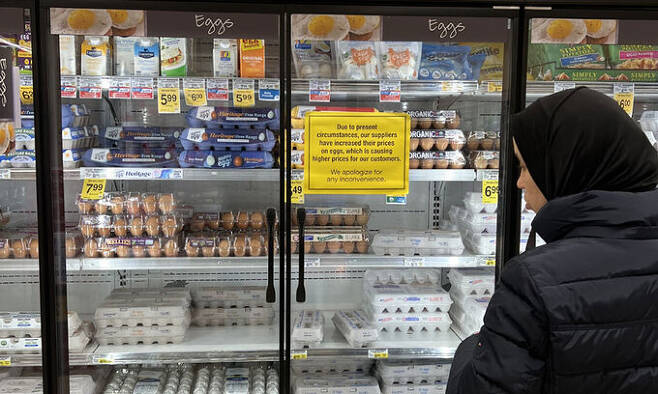 미국 버지니아주 애넌데일의 슈퍼마켓 체인 세이프웨이 계란 판매 코너에 19일(현지시간) 계란 가격 상승에 대해 고객에게 양해를 구하는 안내문이 붙어 있다. 애넌데일=박영준 특파원