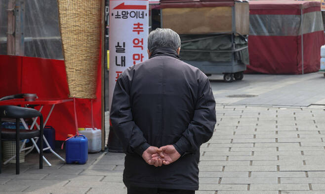 한 노인이 20일 서울 종로구 탑골공원 인근에서 뒷짐을 진 채 걸어가고 있다.  최상수 기자
