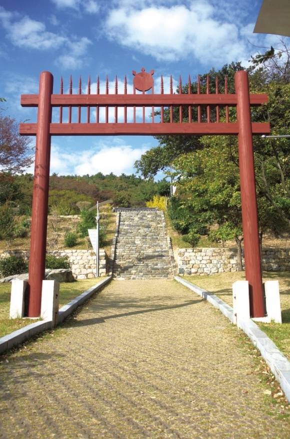 전남 여수 충민사 들머리의 홍살문. 충민사는 충무공 이순신, 의민공 이억기, 충현공 안홍국의 위패를 모시고 제사 지내는 사당이다. 문화재청 제공