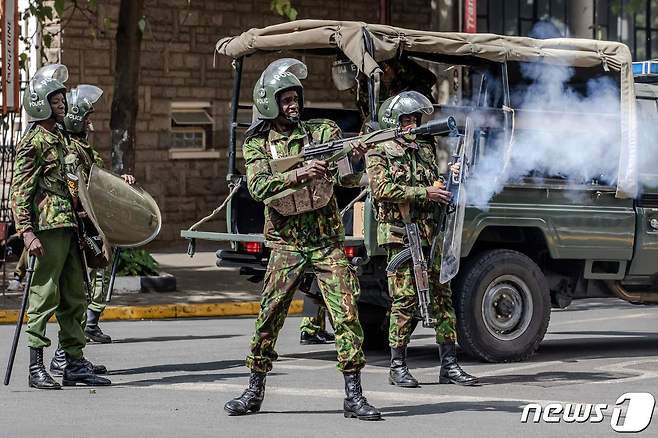 20일(현지시간) 케냐 수도 나이로비에서 반정부 시위대를 향해 현지 경찰이 최루탄을 쏘고 있다. 2023.03.20. ⓒ AFP=뉴스1 ⓒ News1 김성식 기자