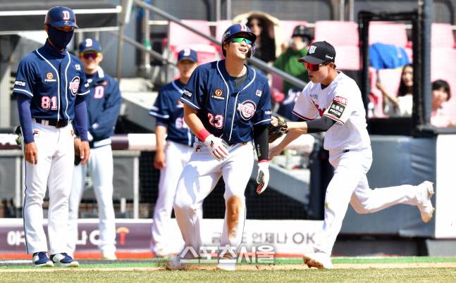 두산 3번 강승호가 21일 수원KT위즈파크에서 열린 2023KBO리그 시범경기 KT위즈와 두산베어스의 경기 3회초 2사 2루 두산 4번 김재환의 내야땅볼때 수비실책이 일어난 사이 홈으로 향하다 3-홈간 협살에 걸려 아웃되고 있다. 수원 | 강영조기자 kanjo@sportsseoul.com