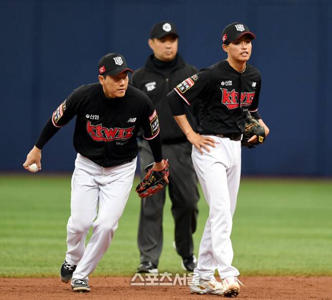 KT 유격수 손민석이 14일 고척스카이돔에서 열린 KBO리그 시범경기 키움과 경기 3회초 상대 임병욱의 타구를 실책으로 놓친 후 아쉬워하고 있다. 고척 | 최승섭기자 thunder@sportsseoul.com