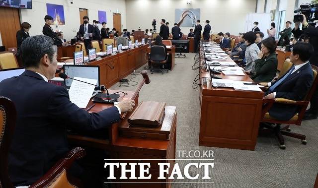 정청래 국회 과학기술정보방송통신위원회 위원장이 21일 오후 서울 여의도 국회에서 열린 전체회의에서 방송법·방송문화진흥법·한국교육방송공사법 대안에 대한 본회의 부의 요구의 건을 가결하고 있다. 국민의힘 소속 위원들은 투표를 거부하며 퇴장했다. 정 위원장을 포함한 민주당 의원 11명, 무소속 박완주 의원은 찬성표를 던졌다. /뉴시스