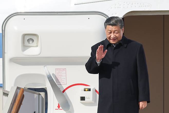 20일 러시아를 국빈방문하는 시진핑 중국 국가주석이 브누코보 공항에 도착해 환영나온 인사들에 손을 들어 인사하고 있다./TASS 연합뉴스