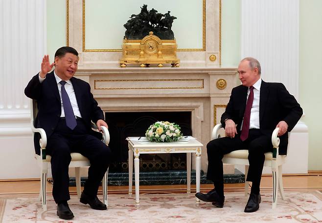 사진핑(왼쪽) 중국 국가주석과 블라디미르 푸틴 러시아 대통령이 20일 러시아 모스크바 크렘린궁에서 만나 환담하고 있다./스푸티니크/AP 연합뉴스