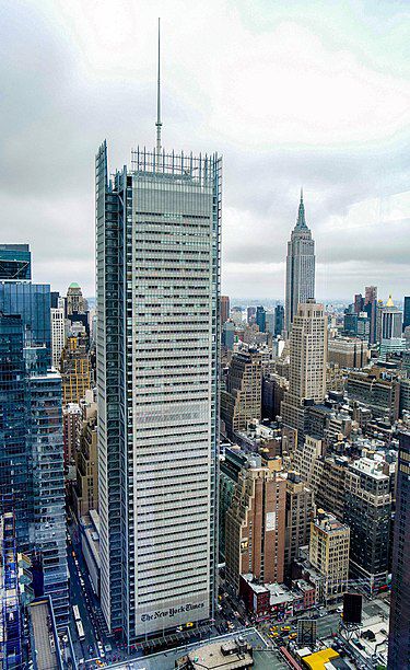 뉴욕시내 맨해튼 중심부인 웨스트(West) 41번가와 42번가 사이에 있는 뉴욕타임스(NYT) 본사 건물. 지상 52층, 지하 7층 규모로 뉴욕에서 4번째 고층 건물이다. 이탈리아 출신의 세계적 건축가 렌조 피아노가 설계해 '렌조 피아노 빌딩'으로 불린다./Wikipedia