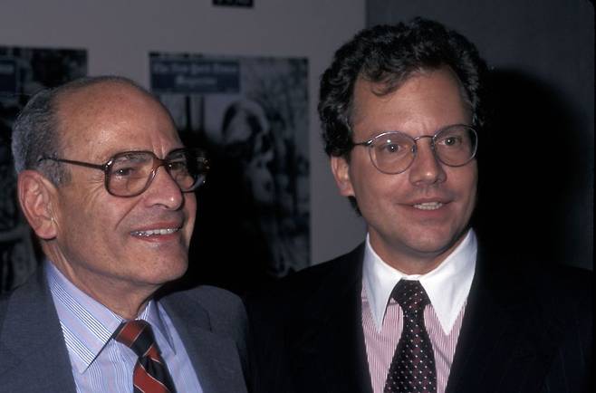 1996년 설즈버거 가문의 NYT 경영 100주년을 기념하는 행사에서 펀치 설즈버거(왼쪽)와 그의 장남 아서 옥스 설즈버거 주니어(오른쪽)가 함께  서 있다.