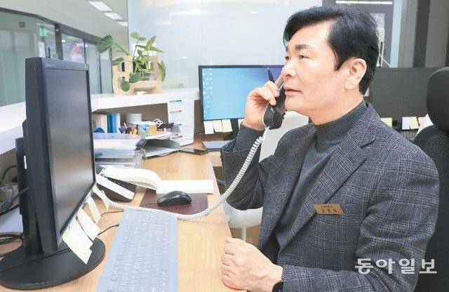 20일 고명석씨(68)가 서울 중구 한국노인인력개발원 노인일자리 통합지원센터에서 전화상담 업무를 하고 있다. 서울의 한 대학 사회복지학과 교수였던 고 씨는 사회복지 전문가라는 장기를 살릴 수 있는 직업을 찾아서 만족한다 라고 말했다. 김재명 기자 base@donga.com