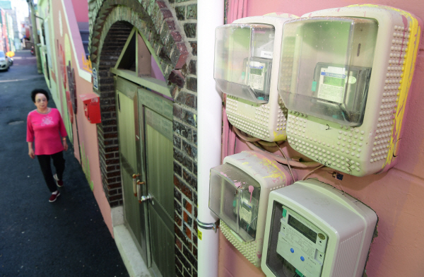 부산 사상구 감전동의 한 주택가에 설치된 전기계량기. 국제신문DB