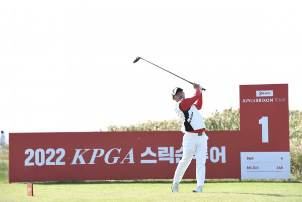 2022년 스릭슨투어 상금왕 자격으로 올 시즌 KPGA 코리안투어에 진출한 김상현이 티샷을 하고 있다. 글로벌 골프 브랜드 중에는 한국 골프 발전에 기여하는 기업들도 많이 있다. 던롭스포츠코리아 제공