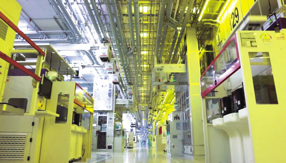 세계 최대의 반도체 생산기지인 삼성전자 평택캠퍼스 내 제조라인과 직원들이 근무하는 모습. [삼성전자 제공]