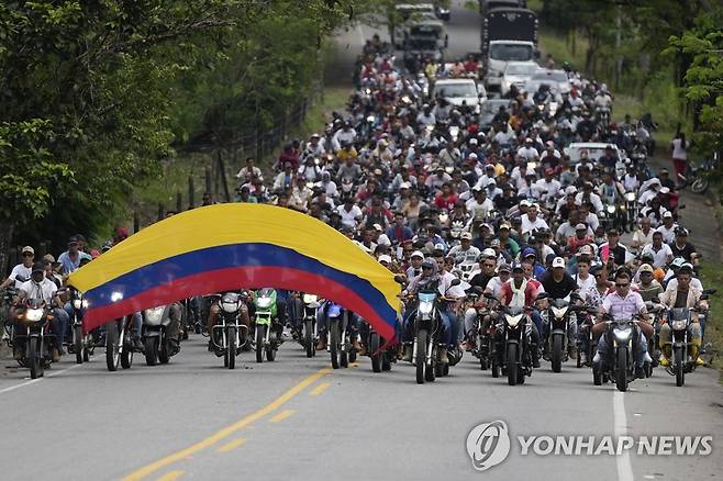 '불법채굴 단속 반대' 콜롬비아서 시위 (바호카우카 AP=연합뉴스) 15일(현지시간) 콜롬비아 안티오키아 주 바호카우카 타라사 마을에서 광부들이 불법채굴 기계 해체 등 정부 단속에 항의하며 시위를 벌이고 있다. 2023.3.21