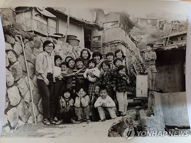 사당동 판자촌 어린이들과 김달성 목사 [본인 제공]