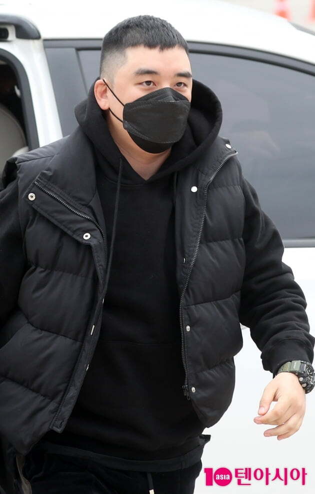 It is reported that a victim still enjoys entertainment after being imprisoned and has not abandoned Sams Club love. Along with travel news with influencer Yoo Hye-won, who has been involved in romance rumors several times.On the 22nd, SPOTV News said that a victim contacted an acquaintance, such as an entertainer and an official, and asked him to say Lets go to Sams Club.It was a victory that was at the center of Sams Club Burning Sun in 2019, and a victory that promises to be born again in court, but it was an untrue tear.On the same day, Dispatch revealed that a victim enjoyed a trip to Bangkok with a woman, Yoo Hye-won, an influencer who had a victim and several romance rumors.According to reports, Yoo Hye-won waited for him during his imprisonment as a victorys jade barrage. Yoo Hye-won was also accompanied by a victorys enlistment.A victory and Yoo Hye-won had a romance rumor in 2018 and 2020. At that time, a victory and Yoo Hye-won did not take any position on romance rumor and said that they were careful because of their privacy.A victim was convicted of charges such as habitual gambling, Sex trafficking punishment, Moving violation (Sex trafficking and Sex trafficking mediation and camera shooting), embezzlement of special law, and Moving violation of foreign exchange transaction law and spent one year and six months in prison.In order to receive investment bids for Sams Club and financial investment businesses from December to January of the following year, the victim is charged with sex trafficking several times to investors in Taiwan, Japan, Hong Kong, etc. (Sex trafficking law Moving violation) and the Sams Club Burning sum of 5 billion and 280 million won in the Sams Club Burning sum of money as a brand name of the Monkey Museum in Gangnam liquor store. Moving violation), and suspicion of misappropriating 22 million won of Kwon Yuri Holdings company funds (business embezzlement) in the name of employees personal attorney fees.In addition, from December 2013 to August 2017, he gambled several times at hotel casinos in Las Vegas, USA, and spent 2.2 billion won (regular gambling) and borrowed $ 1 million worth of chips for gambling money. There is also a crime.At the end of December 2015, when he was drinking with his friends at a bar in Gangnam-gu, Seoul, he was confronted with another guest. He informed Yoo In-suk, the husband of Park Han-hee and former president of Kwon Yuri Holdings, And nine other criminal acts are described in his judgment.A victory was evaded by the army, and was investigated by the army.A victory, who had been in prison for a year and a half, was transferred to a civilian prison after being transferred to a wartime labor station on August 12, 2021, when the Supreme Court finalized the punishment.