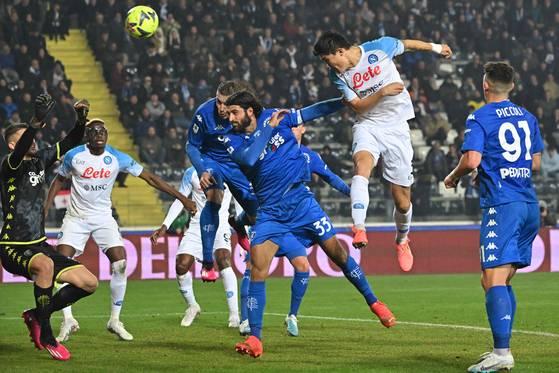 공중볼 싸움에서도 뒤지지 않습니다. 나폴리의 성공엔 김민재의 기여를 빼놓을 수 없습니다. (사진=AFP연합뉴스)