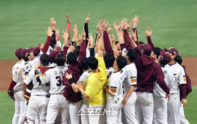 키움 선수들이 28일 고척스카이돔에서 열린 2022 KBO리그 LG와의 플레이오프 4차전에서 승리하며 한국시리즈 진출을 확정한 뒤 마운드에 모여 세리머니를 하고 있다. 키움은 포스트시즌 1차전 패배 뒤 3연승으로 한국시리즈 진출에 성공했다. 2022. 10. 28. 박진업기자 upandup@sportsseoul.com