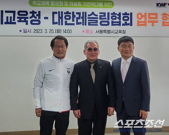 조희연 서울시교육감과 조해상 대한레슬링협회장이 학교체육 활성화 및 레슬링 저변확대를 위한 MOU 직후 '대한민국 최초의 올림픽 금메달리스트' 레전드 양정모 희망나무 커뮤니티 이사장과 기념사진을 찍고 있다. 사진제공=서울시교육청