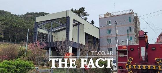 22일 오전 11시 18분쯤 부산시 해운대구 중동에 있는 한 공사장에서 고소 작업차량이 넘어졌다./부산해운대경찰서.