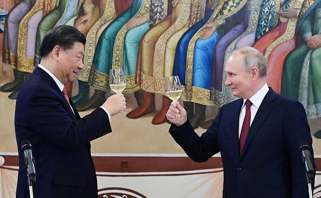 시진핑 중국 국가주석(왼쪽)과 블라디미르 푸틴 러시아 대통령이 21일(현지 시각) 러시아 수도 모스크바 크렘린궁내 그라노비타야궁에서 열린 공식 만찬에서 건배하고 있다.