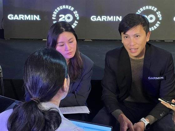 러너를 위한 스마트워치(포러너) 출시 20주년을 맞은 가민이 지난 17일 대만 타이베이에서 아시아 미디어 행사를 열고 신제품 2종(포러너 265, 965)을 선보였다. 한국 언론과 인터뷰 중인 스코픈 린 가민 아시아 마케팅·세일즈 부총괄 겸 한국 지사장. 사진 가민