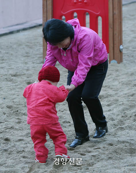 한 중국동포 육아도우미가 아이와 놀이터에서 놀아주는 모습. 경향신문 자료사진