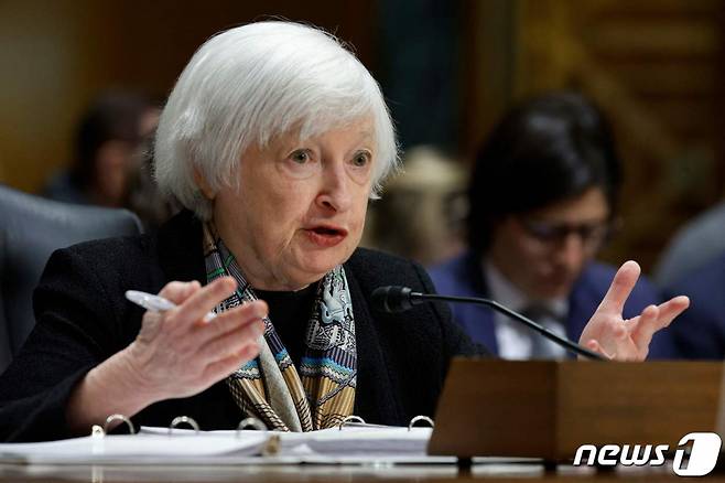 (워싱턴 AFP=뉴스1) 우동명 기자 = 재닛 옐런 미국 재무장관이 16일(현지시간) 워싱턴 의사당의 상원 금융위 청문회 에 출석해 SVB 붕괴 사태와 관련, 미국의 금융 시스템은 건재하다며 예금을 필요로 할 때 인출 가능하다는 것에 확신을 가져도 좋다고 밝히고 있다. ⓒ AFP=뉴스1 Copyright (C) 뉴스1. All rights reserved. 무단 전재 및 재배포 금지.