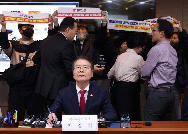 ▲민주노총 청년 활동가들이 지난 15일 오후 서울 중구 서울고용노동청에서 열린 근로시간 기록·관리 우수 사업장 노사 간담회에서 이정식 고용노동부 장관를 향해 주69시간제 폐기를 촉구하며 기습시위를 하고 있다. ⓒ연합뉴스