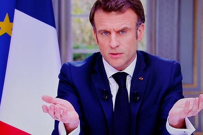 에마뉘엘 마크롱 프랑스 대통령이 22일(현지시간) TF1, 프랑스2 방송과 진행한 인터뷰에서 발언하고 있다. (사진=AFP 제공)