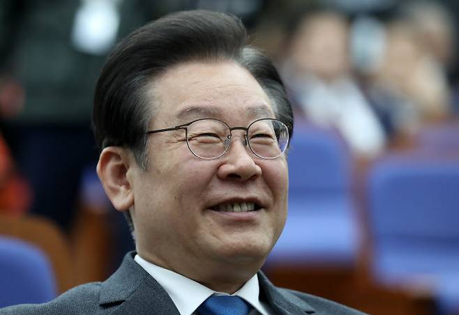 이재명 더불어민주당 대표가 23일 오후 서울 여의도 국회에서 열린 의원총회에 참석해 미소짓고 있다.(사진=뉴시스)