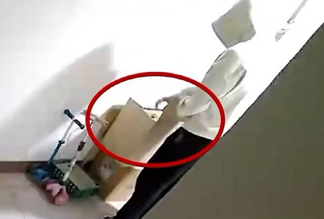 방범용 CCTV에 포착된 남성의 모습. 피해 여성의 집 앞에서 소형 카메라를 수거하는 장면. (사진=SBS)
