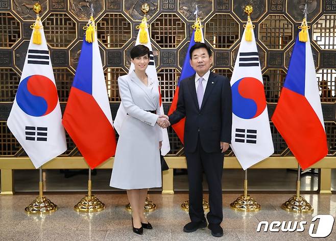 김진표 국회의장과 페카로바 아다모바 체코 하원의장이 23일 서울 여의도 국회에서 만나 악수하고 있다. (국회의장실 제공)