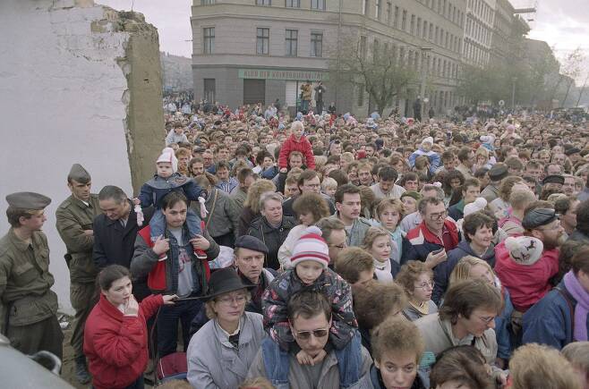 1989년 무너진 베를린 장벽을 시민들이 통과하는 모습. / 조선일보DB