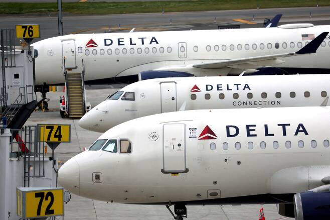 뉴욕 라과디어공항 계류장에 세워진 델타항공 여객기들./로이터 뉴스1