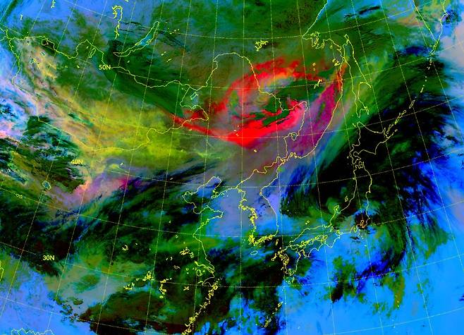 23일 오후 9시 10분 기준 천리안위성 2A호가 찍은 황사 관측 영상. 붉은색으로 표시된 부분으로, 우리나라를 직격하진 않고 북쪽에서 흘러나가고 있다. /국가기상위성센터