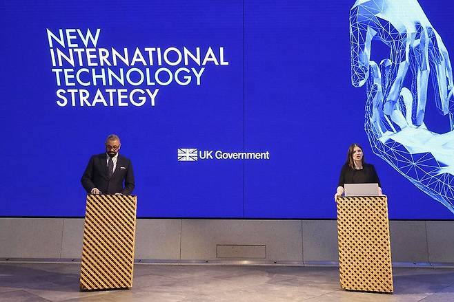 제임스 클레버리 영국 외무부 장관(왼쪽)이 2030년까지 영국이 글로벌 테크놀로지 초강대국이 되겠다는 것을 목표로 한 새로운 국제 기술 전략을 발표했다. / 주한영국대사관