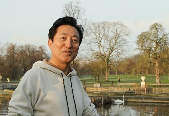 오세훈 서울시장이 15일(현지시각) 영국 런던 하이드 파크(Hyde Park) 일대를 둘러보고 있다. 서울시 제공