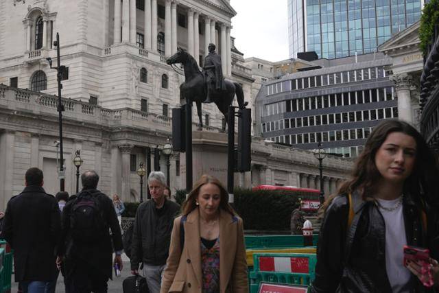 23일 영국 런던에 있는 영란은행(BOE) 앞을 지나가는 사람들. 이날 BOE는 기준금리를 0.25%포인트 인상한 연 4.25%로 결정했다. AP 연합뉴스