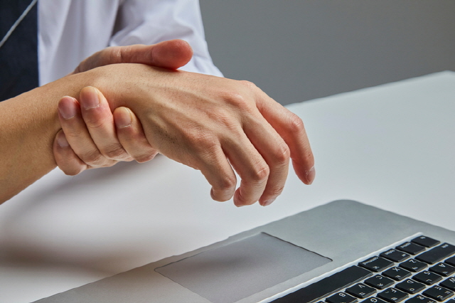 손목터널증후군을 예방하려면 손목 긴장을 풀어주는 스트레칭을 틈틈이 해주는 게 도움이 될 수 있다./사진=게티이미지뱅크