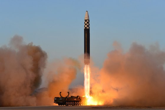 북한이 지난 16일 신형 대륙간탄도미사일(ICBM)인 '화성-17형'을 발사하는 모습. 뉴스1